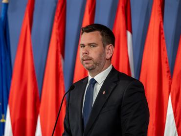 Vitézy Dávid, közlekedési és beruházási miniszter, a kormányszóvivői sajtótájékoztatón 2026. június 18-án