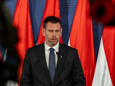Vitézy Dávid, közlekedési és beruházási miniszter, a kormányszóvivői sajtótájékoztatón 2026. június 18-án