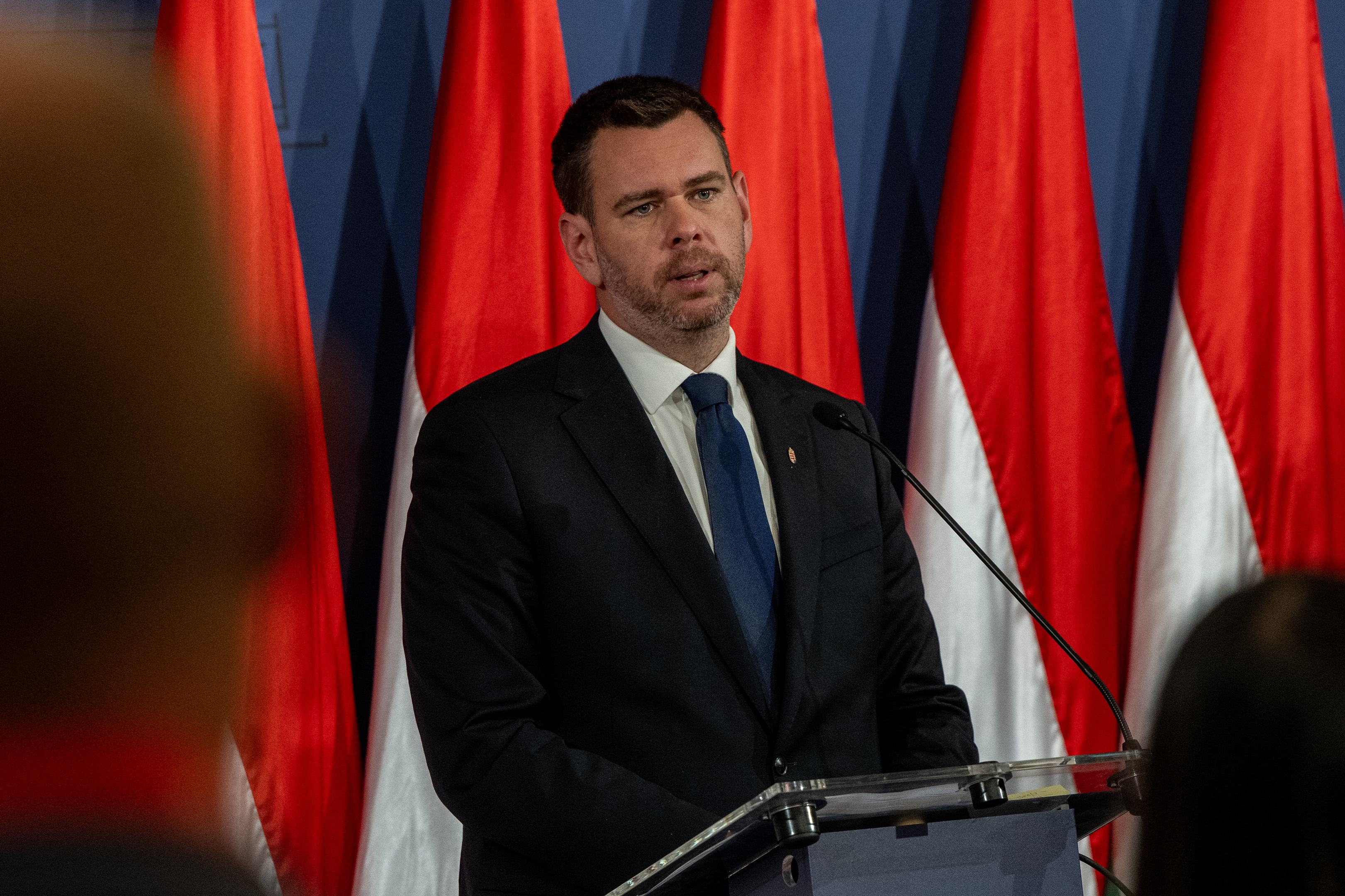 Vitézy Dávid drámai bejelentése: sokmilliárdos csőd miatt rohadnak a klimás MÁV-kocsik Dunakeszin, osztrák szerelvények mentik a Balatont