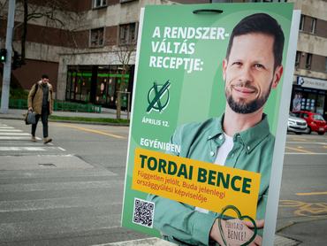 Tordai Bence kampányplakátja Budapest 04 oevk egyik utcájában