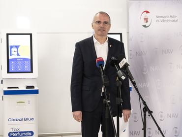 Budapest, 2026. február 11.Vágujhelyi Ferenc, a Nemzeti Adó- és Vámhivatal (NAV) elnöke a harmadik országból származó külföldi utasok áfavisszatérítését megkönnyítõ digitális terminálok átadása alkalmából tartott sajtótájékoztatón a Budapest Liszt Ferenc Nemzetközi Repülõtéren 2026. február 11-én. A NAV által most átadott, élvonalbeli szolgáltatást nyújtó Global Blue elektronikus terminálokat a világ más repterei, vámhatárai is alkalmazzák.MTI/Szigetváry Zsolt