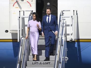 J.D. Vance amerikai alelnök és felesége, Usha Vance érkezésükkor a Liszt Ferenc Nemzetközi Repülőtéren 2026. április 7-én