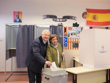 Budapest, 2026. április 12.Semjén Zsolt miniszterelnök-helyettes és felesége, Semjénné Menus Gabriella leadja szavazatát az országgyûlési választáson a budapesti II. Rákóczi Ferenc Gimnáziumban kialakított szavazókörben 2026. április 12-én.MTI/Szigetváry Zsolt