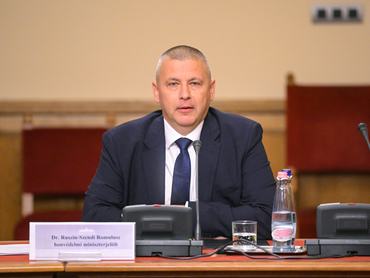 Ruszin-Szendi Romulusz honvédelmiminiszter-jelölt kinevezés előtti meghallgatásán az Országgyűlés honvédelmi és rendvédelmi bizottságának ülésén az Országházban 2026. május 11-én