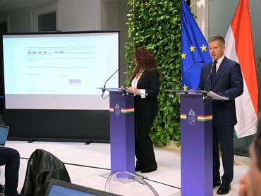 Budapest, 2026. május 19.Magyar Péter miniszterelnök rendkívüli sajtótájékoztatót tart a kegyelmi ügyben megismert információkról a Miniszterelnökségen 2026. május 19-én. Mellette Magyar Éva kormányszóvivõ.MTI/Szigetváry Zsolt