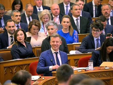 Budapest, 2026. május 26.Magyar Péter miniszterelnök (k) az Országgyûlés plenáris ülésén az Országházban 2026. május 26-án.MTI/Szigetváry Zsolt