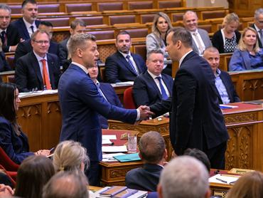 Toroczkai László, a Mi Hazánk frakcióvezetője átad egy dossziét Magyar Péter miniszterelnöknek az Országgyûlés plenáris ülésén az Országházban 2026. május 26-án.