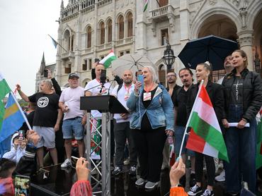 Budapest, 2026. június 5.A felszólalók az uniós migrációs paktum elleni tüntetésen a Kossuth téren 2026. június 5-én. Az Európai Unió migrációs paktumának elutasítását követelték a tüntetõk a jobboldali influenszerek által szervezett demonstráción.MTI/Szigetváry Zsolt