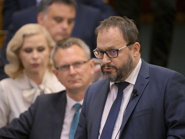 Budapest, 2026. június 8.Kármán András pénzügyminiszter interpellációra válaszol az Országgyûlés plenáris ülésén 2026. június 8-án.MTI/Szigetváry Zsolt