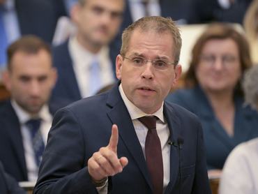 Budapest, 2026. június 8.Ruff Bálint, a Miniszterelnökséget vezetõ miniszter azonnali kérdésre válaszol az Országgyûlés plenáris ülésén az Országházban 2026. június 8-án.MTI/Szigetváry Zsolt