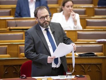 Budapest, 2026. június 16.Kármán András pénzügyminiszter, mint elõterjesztõ felszólal az egyes pénzügyi szektort érintõ törvények jogharmonizációs célú módosításáról szóló törvény vitájában az Országgyûlés rendkívüli ülésén 2026. június 16-án.MTI/Szigetváry Zsolt