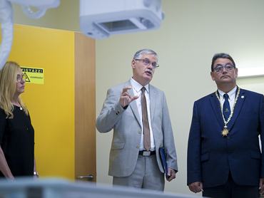 Merkely Béla, a Semmelweis Egyetem rektora (j) és Cserháti Péter klinikaigazgató (k) az új nagyfelbontású digitálisröntgen-vizsgálóban a fejlesztések átadásán a Semmelweis Egyetem rehabilitációs klinikáján 2026. június 25-én
