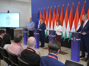 Magyar Péter miniszterelnök (b2), Erdélyi Krisztián, a BM Országos Katasztrófavédelmi Fõigazgatóság mûveleti fõigazgató-helyettese (b1), Oroszi Beatrix országos tisztifõorvos (b3) és Kádár Pál, a Védelmi Igazgatási Hivatal fõigazgatója (b4) a kormányszóvivõi sajtótájékoztatón az Építési és Közlekedési Minisztérium épületének aulájában 2026. június 25-én.MTI/Szigetváry Zsolt