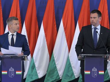 Budapest, 2026. június 25.Magyar Péter miniszterelnök (b) és Vitézy Dávid közlekedési és beruházási miniszter a kormányszóvivõi sajtótájékoztatón az Építési és Közlekedési Minisztérium épületének aulájában 2026. június 25-én.MTI/Szigetváry Zsolt