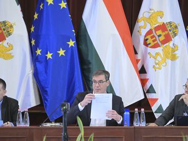 Budapest, 2026. június 26.Karácsony Gergely fõpolgármester (k) a Fõvárosi Közgyûlés ülésén a Városházán 2026. június 26-án. Mellette Kiss Ambrus, a Fõpolgármesteri Hivatal fõigazgatója (b) és Számadó Tamás fõjegyzõ.MTI/Szigetváry Zsolt