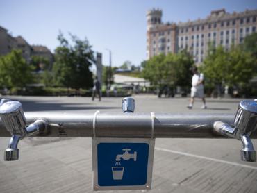 Budapest, 2026. június 29.Ideiglenes ivókút a Széll Kálmán téren 2026. június 29-én. A rendkívüli hõségre tekintettel a Fõvárosi Vízmûvek szezonálisan mûködõ 63 ivókút mellett 22 ideiglenes vízosztót helyezett üzembe Budapest legforgalmasabb terein, csomópontjaiban.MTI/Szigetváry Zsolt
