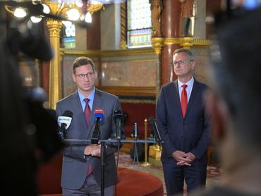 Budapest, 2026. július 6.Gulyás Gergely, a Fidesz frakcióvezetõje (b) és Rétvári Bence, a KDNP képviselõcsoportjának vezetõje #StopÖnkény címmel tart sajtótájékoztatót az Országház Piros társalgójában 2026. július 6-án.MTI/Szigetváry Zsolt