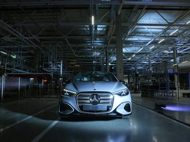 Kecskemét, 2026. július 13.Az új modell a Mercedes-Benz Manufacturing Hungary Kft. új gyáregységeinek átadásán és a teljesen elektromos C-osztály gyártásának hivatalos indításán Kecskeméten 2026. július 13-án.MTI/Szigetváry Zsolt
