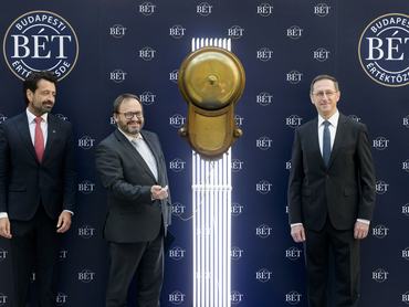 Tóth Tibor, a BÉT vezérigazgatója, Kármán András pénzügyminiszter és Varga Mihály, a Magyar Nemzeti Bank elnöke (b-j) a Budapesti Értéktőzsde (BÉT) Nyrt. ünnepélyes kereskedésindító csengetésén 2026. július 17-én