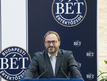 Kármán András pénzügyminiszter beszédet mond a Budapesti Értéktőzsde (BÉT) Nyrt. ünnepélyes kereskedésindító csengetésén 2026. július 17-én