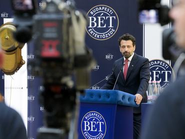 Tóth Tibor vezérigazgató beszédet mond a Budapesti Értéktőzsde (BÉT) Nyrt. ünnepélyes kereskedésindító csengetésén 2026. július 17-én