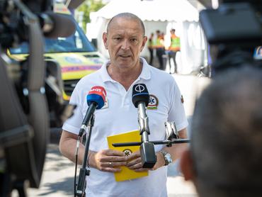 Budapest, 2026. május 29.Gyõrfi Pál, az Országos Mentõszolgálat szóvivõje a május 30-ai budapesti UEFA Bajnokok Ligája (BL) labdarúgó döntõ kapcsán tartott sajtótájékoztatóján a Hõsök terén kialakított szurkolói zóna, a Champions Fesztivál helyszíne közelében 2026. május 29-én. A mentõszolgálat a labdarúgás hazai történetének eddigi legösszetettebb egészségügyi rendezvénybiztosítására készül összesen 62 mentõegységgel és 200 fõs mentõszemélyzettel.MTI/Hatházi Tamás