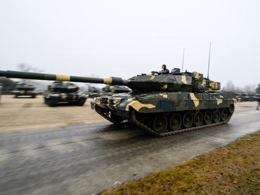 Tata, 2025. december 12.Leopard 2A7HU harckocsi a Honvédelmi és Haderõfejlesztési Program keretében beszerzett harckocsiflotta teljessé válása alkalmából rendezett eseményen Tatán 2025. december 12-én. A 44. Leopárd harckocsi megérkezésével teljessé vált a magyar harckocsi flotta.MTI/Vasvári Tamás