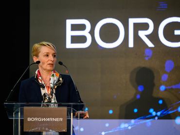 Oroszlány, 2026. március 20.Czunyiné Bertalan Judit, a Közigazgatási és Területfejlesztési Minisztérium területfejlesztésért felelõs államtitkára, a térség fideszes országgyûlési képviselõje, a Fidesz-KDNP parlamenti képviselõjelöltje az amerikai BorgWarner beruházásának átadóján Oroszlányban 2026. március 20-án. Az amerikai autóipari beszállító 24 milliárd forint értékben hajtott végre fejlesztést a gyárában, amihez az állam 4,8 milliárd forint támogatást nyújtott, így hozzájárulva a munkavállalói létszám ezer körülire emeléséhez.MTI/Vasvári Tamás