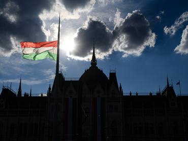 Budapest, 2026. május 9.Az Országház a Kossuth Lajos téren a Tisza Párt egész napos rendszerváltó népünnepély elnevezésû rendezvénye közben az új Országgyûlés alakuló ülésének napján, 2026. május 9-én.MTI/Vasvári Tamás