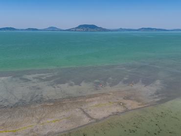 A drónnal készült felvételen a Balaton alacsony vízállásnál Balatonfenyvesnél 2026. június 29-én