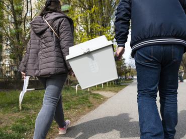 Nyíregyháza, 2026. április 12.Szavazókör munkatársai mozgóurnát visznek az országgyûlési választáson Nyíregyházán 2026. április 12-én.MTI/Balázs Attila