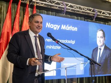 Balassagyarmat, 2026. február 12.Nagy Márton nemzetgazdasági miniszter elõadást tart a Nógrád Megyei Regionális Vállalkozásfejlesztési Alapítvány és a Nógrád Vármegyei Kereskedelmi és Iparkamara gazdasági konferenciáján a balassagyarmati Mikszáth Kálmán Mûvelõdés Központban 2026. február 12-én.MTI/Komka Péter