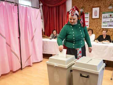 Rimóc, 2026. április 12.A Rimóci Folklór Manufaktúra és Faluszépítõ Egyesület helyi palóc népviseletbe öltözött tagja leadja szavazatát az országgyûlési választáson a rimóci polgármesteri hivatalban kialakított szavazókörben 2026. április 12-én.MTI/Komka Péter