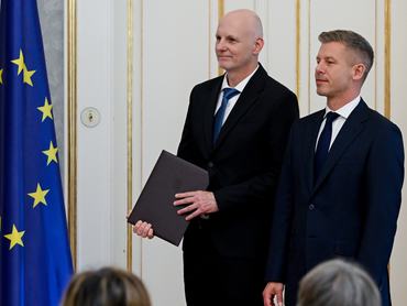 Budapest, 2026. május 12.Magyar Péter miniszterelnök (j) és Tanács Zoltán tudományos és technológiai miniszter a Tisza-kormány minisztereinek kinevezési ünnepségén a Sándor-palotában 2026. május 12-én. MTI/Koszticsák Szilárd