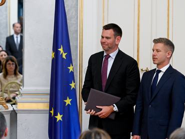Budapest, 2026. május 12.Magyar Péter miniszterelnök (j) és Vitézy Dávid közlekedési és beruházási miniszter a Tisza-kormány minisztereinek kinevezési ünnepségén a Sándor-palotában 2026. május 12-én.MTI/Koszticsák Szilárd