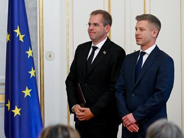 Budapest, 2026. május 12.Magyar Péter miniszterelnök (j) és Ruff Bálint, a Miniszterelnökséget vezetõ miniszter a Tisza-kormány minisztereinek kinevezési ünnepségén a Sándor-palotában 2026. május 12-én.MTI/Koszticsák Szilárd