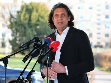 Mezõhegyes, 2026. március 13.Deutsch Tamás, a Fidesz-KDNP európai parlamenti (EP-) képviselõcsoportjának vezetõje a kormánypártok országjárásának mezõhegyesi fóruma elõtt tartott sajtótájékoztatón 2026. március 13-án.MTI/Lehoczky Péter