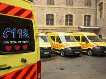 Budapest, 2026. január 15.Új mentõautók átadójukon az Országos Mentõszolgálat (OMSZ) székhelyén, a fõvárosi Markó utcában 2026. január 15-én. Az eseményen 38 mentõautót adtak át, az utolsó szállítmányát annak a 101 darabos flottának, amelynek elsõ egységei 2025 novemberében álltak szolgálatba országszerte.MTI/Kovács Márton