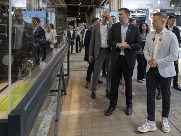 Magyar Péter miniszterelnök (j), Vitézy Dávid közlekedési és beruházási miniszter (j2) és Tarr Zoltán társadalmi kapcsolatokért és kultúráért felelõs miniszter (b) az Öveket becsatolni! címû, a Magyar Mûszaki és Közlekedési Múzeum ötödik idõszaki kiállításának megnyitóján a budapesti Északi Jármûjavítóban 2026. június 20-án.MTI/Kovács Márton