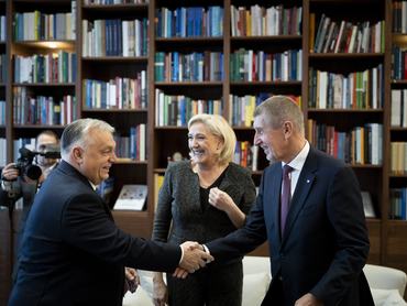 Orbán Viktor és Andrej Babis kezet fog a Patrióták európai párt EU-csúcs elõtt tartott találkozóján Brüsszelben 2025. december 17-én. Mellettük Marine Le Pen.