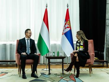 Belgrád, 2026. január 15.A Külgazdasági és Külügyminisztérium (KKM) által közreadott képen Szijjártó Péter külgazdasági és külügyminiszter és Dubravka Dedovic szerb bányászati és energiaügyi miniszter találkozója Belgrádban 2026. január 15-án.MTI/KKM