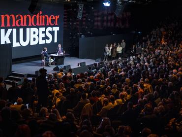Budapest, 2026. február 4.A Miniszterelnöki Kommunikációs Fõosztály által közreadott képen Orbán Viktor miniszterelnök (j) a Mandiner Klubest pódiumbeszélgetésén a Várkert Bazárban 2026. február 4-én. A kormányfõ mellett Szalai Zoltán, a Mandiner.hu lapigazgató-fõszerkesztõje és Szalai Laura fõszerkesztõ-helyettes.MTI/Miniszterelnöki Kommunikációs Fõosztály/Kaiser Ákos