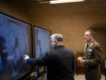 Budapest, 2026. március 2.A Miniszterelnöki Kommunikációs Fõosztály által közreadott képen Orbán Viktor miniszterelnök (b) nemzetbiztonsági egyeztetést tart a Barátság kõolajvezeték állapotáról Budapesten 2026. március 2-án.MTI/Miniszterelnöki Kommunikációs Fõosztály/Fischer Zoltán