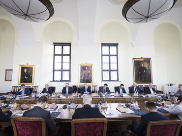 Budapest, 2026. március 11.A Miniszterelnöki Kommunikációs Fõosztály által közreadott képen Orbán Viktor miniszterelnök (szemben, k) a kormányülésen a Karmelita kolostorban 2026. március 11-én. A kormányfõ mellett Orbán Balázs, a miniszterelnök politikai igazgatója (b3), Pintér Sándor belügyminiszter (b2), Bóka János európai uniós ügyekért felelõs miniszter (b), Bordás Gábor, a Miniszterelnöki Kormányiroda közigazgatási államtitkára (b5), Biró Marcell, a miniszterelnök nemzetbiztonsági fõtanácsadója (b6), Szalay-Bobrovniczky Kristóf honvédelmi miniszter (b7) és Nagy István agrárminiszter (b8), jobbról Szijjártó Péter külgazdasági és külügyminiszter, balról háttal Tuzson Bence igazságügyi miniszter. MTI/Miniszterelnöki Kommunikációs Fõosztály/Kaiser Ákos