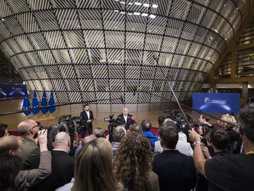 Brüsszel, 2026. március 20.A Miniszterelnöki Kommunikációs Fõosztály által közreadott képen Orbán Viktor miniszterelnök (k) nyilatkozik az EU-tagországok állam-, illetve kormányfõinek csúcstalálkozójáról távozva Brüsszelben 2026. március 20-án. Mellette Máté János, a Miniszterelnöki Programirodát vezetõ államtitkár.MTI/Miniszterelnöki Kommunikációs Fõosztály/Kaiser Ákos