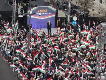 Hódmezővásárhely, 2026. március 22.A Miniszterelnöki Kommunikációs Főosztály által közreadott képen Orbán Viktor miniszterelnök, a Fidesz elnöke országjárásának hódmezővásárhelyi állomásán, a Rapcsák András úton 2026. március 22-én.MTI/Miniszterelnöki Kommunikációs Főosztály/Kaiser Ákos