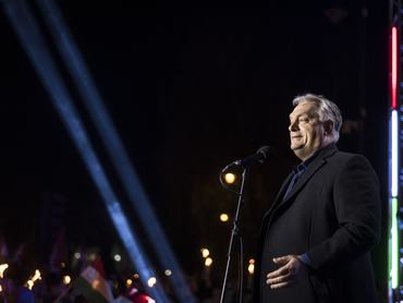 Kecskemét, 2026. március 23.A Miniszterelnöki Kommunikációs Fõosztály által közreadott képen Orbán Viktor miniszterelnök, a Fidesz elnöke beszédet mond országjárásának kecskeméti állomásán, a Fõ téren 2026. március 23-án.MTI/Miniszterelnöki Kommunikációs Fõosztály/Kaiser Ákos