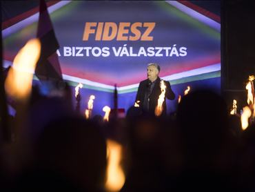 Nagykanizsa, 2026. március 24.A Miniszterelnöki Kommunikációs Fõosztály által közreadott képen Orbán Viktor miniszterelnök, a Fidesz elnöke (k) beszédet mond országjárásának nagykanizsai állomásán, az Erzsébet téren 2026. március 24-én.MTI/Miniszterelnöki Kommunikációs Fõosztály/Kaiser Ákos
