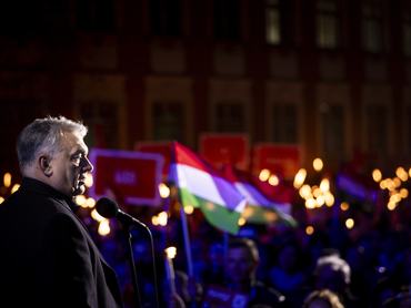 Esztergom, 2026. március 25.A Miniszterelnöki Kommunikációs Fõosztály által közreadott képen Orbán Viktor miniszterelnök, a Fidesz elnöke beszédet mond országjárásának esztergomi állomásán, a Mindszenty hercegprímás téren 2026. március 25-én.MTI/Miniszterelnöki Kommunikációs Fõosztály/Fischer Zoltán