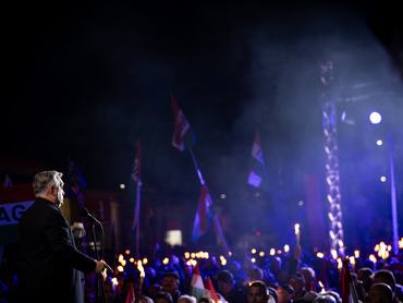 Törökszentmiklós, 2026. március 26.A Miniszterelnöki Kommunikációs Fõosztály által közreadott képen Orbán Viktor miniszterelnök, a Fidesz elnöke országjárásának törökszentmiklósi állomásán, a Kossuth téren 2026. március 26-án.MTI/Miniszterelnöki Kommunikációs Fõosztály/Fischer Zoltán